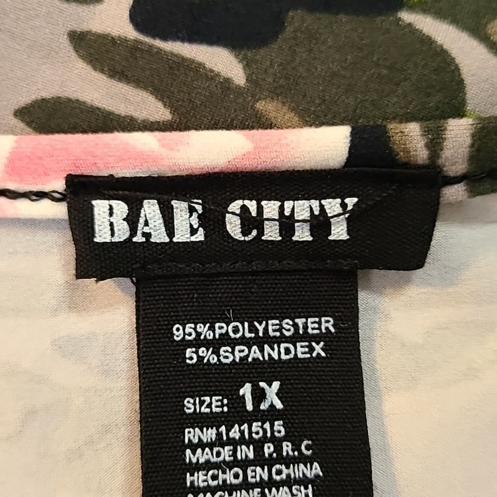 Bae City Green & Black Camouflage Top, Pink Roses, Ruching Down Front, Sz 1X - Picture 8 of 8